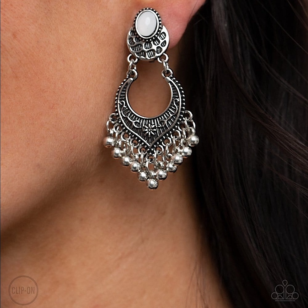 ❤️‍🔥5/$25❤️‍🔥 Clip-On Summery Gardens White Earrings